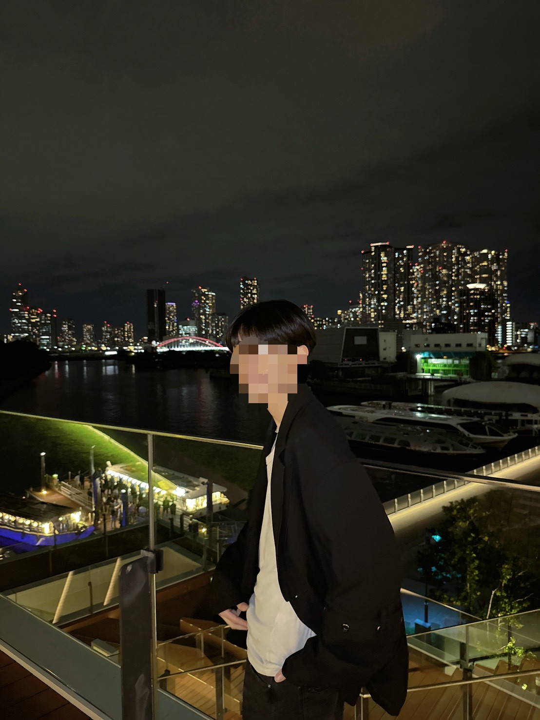 おしゃれなストリートでの全身写真